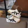 Tênis de Treino Alemão da Moda Versátil para Meninas Novidades Primavera/Verão 2026 Estilosos Sapatos Forrest Gump de Solado Macio Tênis Esportivo Board para Crianças
