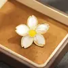 Broche de Flor de Cerezo de Nácar Blanco Natural de Gama Alta y Gama Alta Pin de Flor Simple Chapado en Oro Accesorios Antiexposición Regalo para Mujer
