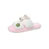 Novas pantufas de casa para outono e inverno: pantufas fofas, quentes e estilosas com sola grossa de pelúcia para mulheres, perfeitas para usar ao ar livre, com um design jovem e feminino para 2026
