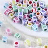 Cuentas de Letras de Colores con Fondo Blanco Acrílico de 6*6mm con Efecto de Goteo de Aceite, Cuentas Sueltas para Pulseras, Collares y Accesorios de Joyería Hechos a Mano DIY