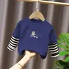Camiseta estilosa e da moda para bebê, gola redonda, mangas compridas, blocos de cor, estampa de desenho animado para meninos, algodão puro, roupa íntima, top, temporada de primavera e outono
