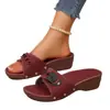Nuevas sandalias de mujer de comercio exterior transfronterizo con suela gruesa, hebilla, remaches y tacón de cuña abierto para la playa