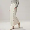 Nueva colección de otoño e invierno: una falda de punto de cachemira de hilo doble de siete agujas, gruesa, de corte ajustado, que favorece la figura y a la moda, de largo hasta la rodilla, con adornos de botones