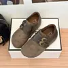 Zapatos de vestir de diseño retro de nicho, nueva colección otoño 2026, estilo brogue con hebilla de cinturón, mocasines de suela blanda