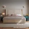 Cama suave de respaldo alto estilo wabi-sabi, cama de tela de chenilla, cama moderna minimalista estilo crema con borde, cama compacta para espacios pequeños