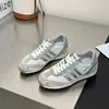 Tênis de Treino Alemão Popular de Design de Nicho para Mulheres 2025 Sola Grossa Aumentador de Altura Combinação de Cores Respirável Sapatos Casuais para Mulheres Malha