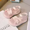 Sandálias de Princesa para Meninas Verão Novo Estilo Sapatos de Princesa com Laço de Pérola Sandálias de Praia Versáteis de Solado Macio para Crianças