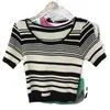 Camiseta Vintage Listrada Off-Shoulder para Mulheres, Design de Nicho Americano, Verão Malha Manga Curta Seda Gelada Cropped Fino
