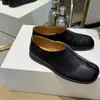 Sapatos femininos de couro europeus com biqueira dividida, novo estilo outono 2026, sapatos de salto baixo com corte profundo