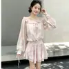 Vestido corto de una sola manga con estampado floral en tono rosa puro, cuello con volantes y tirante de burbuja, manga larga, con volantes de doble capa para vacaciones