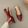 Sandálias fechadas requintadas estilo francês para mulheres, novo modelo primavera-verão 2026, com laço e calcanhar aberto, adequadas para combinar com vestidos, sapatos de salto agulha para noite