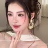 Brincos de Argola Estilo Hong Kong Retro Moderno para Mulheres 2026 Nova Moda Brincos Exagerados para Afinar o Rosto Elegantes Brincos de Tarraxa Acessórios de Orelha