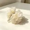 Presilha de Garra Floral Estilo Coreano com Senso de Atmosfera, Presilha de Cabelo Camélia de Seda Brilhante para Mulheres, Novo Grampo para a Parte de Trás da Cabeça, Acessório de Cabelo Presilha de Tubarão