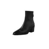 Botas de tornozelo elegantes, com sola silenciosa e que afinam, perfeitas para combinar com saias da coleção de inverno de 2026. Apresenta um salto médio grosso, bico quadrado e material elástico para um efeito emagrecedor