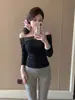 Camiseta sexy preta de manga longa ombro a ombro estilo coreano para mulheres, coleção de início de outono, com design de retalhos de renda, corte justo e top elegante