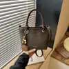 Bolso Cubo Portátil Retro de Moda para Mujer Otoño/Invierno 2026 Nuevo Bolso de Hombro Simple Casual Versión Coreana Bolso de Mujer de Alta Gama