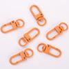 Llavero giratorio de resorte de metal con pintura de color caramelo, hebilla de perro a color, gancho pequeño con 3 puntos en forma de U para puerta, colgante para bolso