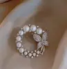 Broche único de perlas con diseño de corazón 2024 nueva moda otoño e invierno corsage accesorios de alfiler delicados para mujer Corea del Sur