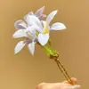 Grampo de Cabelo com Flor de Tecido com um Toque Super Fada, Atmosfera Suave e Elegante, Acessório de Cabelo Requintado e Luxuoso
