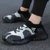 Zapatos de hombre explosión transfronteriza primavera 2025 nuevos zapatos de hombre tejido volador malla transpirable calcetines casuales zapatos suela blanda ligeros 45