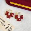 [Chapa de Oro Real] Esmalte Retro con Circonita Aretes de Flor de Cuatro Hojas de Doble Cara Aretes Rojos Festivos Elegantes Aretes