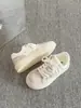 Zapatillas de estudiante con estrellas para mujer 2026 nuevas primavera/verano suela gruesa ligeras blancas zapatos ins de moda nicho casuales