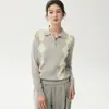 Suéter de cachemira con patrón de rombos estilo universitario para mujer, con cuello polo, cierre de media botón y diseño de punto, perfecto como capa base para otoño e invierno.