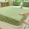 Falda de Cama de Felpa de Leche Pieza Única Más Terciopelo Grueso Peso Alto Color Sólido Estilo Ins Falda de Cama Rayada Juego de Tres Piezas Ropa de Cama