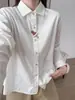 Camisa branca bordada estilo college, feminina, manga longa, corte solto, top versátil para o trabalho, efeito emagrecedor, adequada para baixinhas