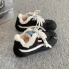 Tênis de treino alemão forrado com fleece feminino, novo modelo de inverno 2026, versátil e quente, tênis esportivos casuais de sola plana para estudantes