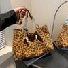 Bolso de mano informal con estampado de leopardo, estilo retro occidental, para mujer, con textura de alta calidad, para ir al trabajo o al trabajo