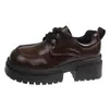 Sapatos femininos de couro com sola grossa para aumentar a altura, novo modelo outono 2026, estilo britânico, toque de alta qualidade, adequados para looks JK com saias, sapatos de cadarço com bico redondo
