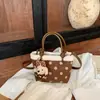 Bestseller transfronteiriço 2026 novo modelo bolsa de mão com design de bolinhas alta-costura, bolsa de ombro, bolsa transversal de moda versátil para o dia a dia