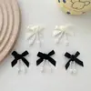 Acessórios Elegantes de Tecido com Laços de Miçangas Pretos e Brancos Feitos à Mão para Sapatos, Meias, Bolsas, Capas de Celular e Acessórios de Roupa