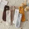 Calcetines de terciopelo coral de otoño e invierno para mujer, calcetines para dormir sin pelusa, calcetines gruesos y cálidos de medio terciopelo, calcetines de piso bordados con oso de dibujos animados