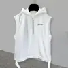 Camiseta Sem Manga com Capuz e Meio Zíper Bordada para Homens no Verão Estilo Coreano Tendência Design com Fenda Colete Vest