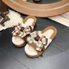 Chinelos fofos, chinelos de algodão para mulheres, chinelos de interior felpudos, estilo novo de desenho animado para outono e inverno, chinelos de pelúcia para estudantes, chinelos de dormitório, com um laço, quentes e confortáveis