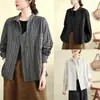 Foto real de una camisa a rayas irregulares con textura elegante de estilo coreano, camisa simple de cuello AB, chaqueta superior moderna y rejuvenecedora