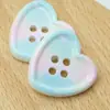 Funda de teléfono con estampado de cuadros de colores y botón de corazón Accesorios de decoración para zapatos Crocs Botón de resina de cuatro agujeros para ropa DIY