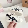Zapatos Blancos de Punta Shell de Algodón para Mujer 2025 Invierno Versátiles Zapatos de Entrenamiento Moral para Mujer Transpirables Zapatos de Pan A6077-1