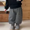 Traje de Otoño e Invierno para Bebé 2026 Nuevo Elegante con Estampado de Dibujos Animados para Niños Sudadera con Forro de Polar Pantalones Jogger Cálidos a Rayas