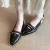 Primer encuentro con el estilo retro-moderno dulce y fresco de Ji Lei, con tirantes finos y zapatos de punta cerrada remachados