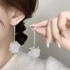 Pingente Simples de Resina Branca de Hortênsia com Brincos Cravejados de Diamantes, Design de Nicho, Brincos Versáteis de Alta Qualidade com uma Vibração Elegante e Única