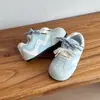 Sapatos casuais de moda infantil 2026 outono/inverno Tênis de treino alemão para meninos, novos tênis estilo Forrest Gump para meninas, tênis esportivos de sola macia, estilo coreano