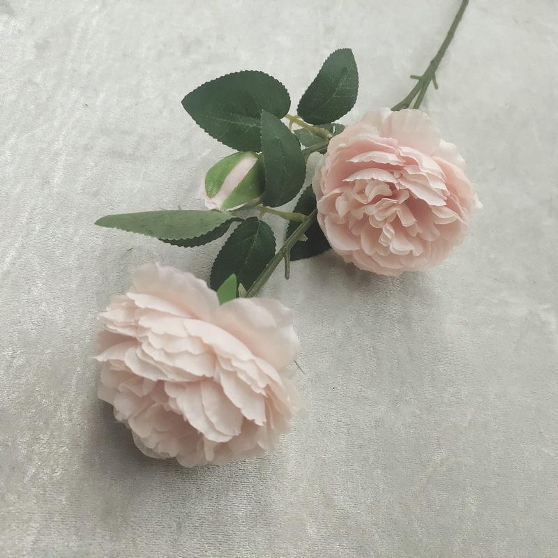 淡粉色