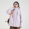 Chamarra cortavientos de tamaño pequeño para hombres y mujeres, adecuada para primavera y otoño, una prenda exterior de moda tres en uno, a prueba de viento, impermeable y diseñada para actividades al aire libre y senderismo; impresión de logo disponible