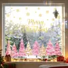 Vários adesivos coloridos de Natal com tema natalino para janelas, com desenhos de árvores de Natal e flocos de neve, para decorar vitrines de lojas e portas de vidro.; adesivos de janela eletrostáticos