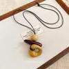 Collar de cordón de cuero con perla cuadrada de acrílico, estilo vintage y artístico, cadena para suéter, diseño único, joyería de lujo ligera, venta al por mayor