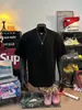 Camiseta de Manga Corta para Hombre de Verano, Gama Alta, Sencilla, Corte Holgado con Pequeño Diseño en V que Muestra el Ancho de los Hombros, Camiseta de Manga Media de Color Sólido