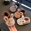 Lindas pantuflas de algodón de dibujos animados para niños, cómodas y cálidas, zapatos de algodón para niños mayores, pantuflas peludas de moda para niñas, forradas de felpa
